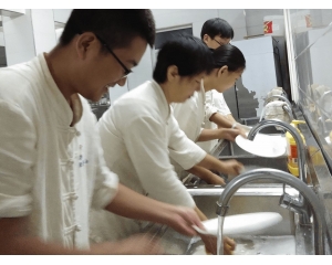 一本院校回应招聘会有洗碗工岗位 河南财经政法大学招聘会引关注